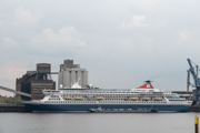 Balmoral (Fred.Olsen Cruise Lines, 218m lang, 1325 Passagiere) in Bremen an der Getreideanlage.