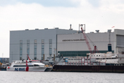 li: Nordlicht 1 - Katamaran Fhre der AG Ems zwischen Emden und Borkum re: ARGOSY - IMO 5312599 im Dock bei Abeking & Rasmussen