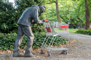 Bremski'-Statue eines Obdachlosen mit Einkaufswagen. Wurde ohne Genehmigung aufgebaut von einem unbekannten Künstler und wurde jetzt von der Stadt fest installiert.