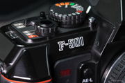 Nikon F 501 mit Nikkor 28-70 4-5.6 D und 80er-Jahre-Gurt